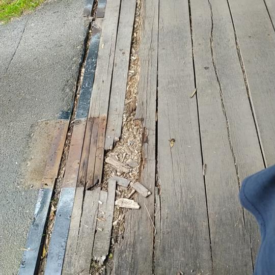 Oprava podlahy na drevenom moste 