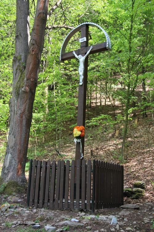 Oprava kríža v Doline