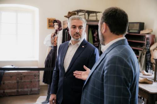 Návšteva predsedu Košického samosprávneho kraja Ing. Rastislava Trnku v NKP Dom služobníctva s expozíciou múzea obuvi a v Api domčeku